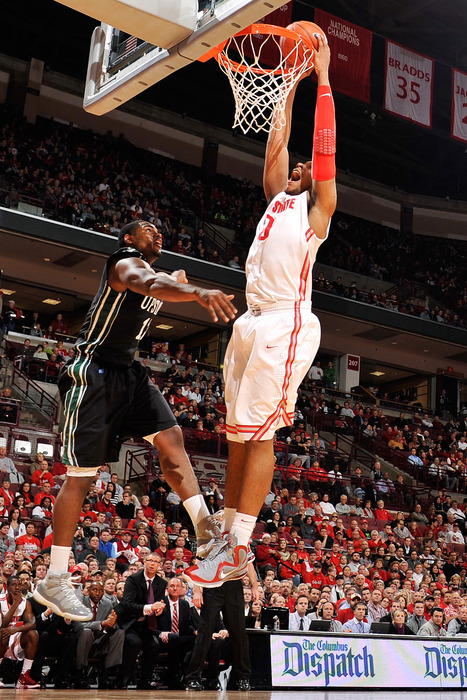 Who says Jared Sullinger plays below the rim? 