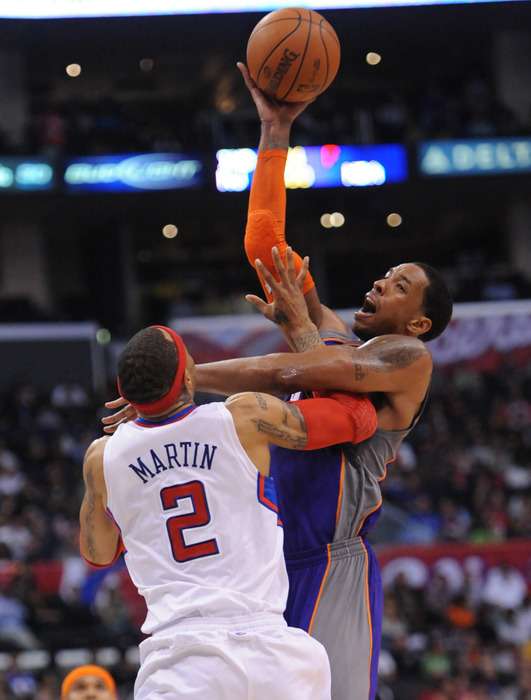 Channing Frye skies over Kenyon Martin. 