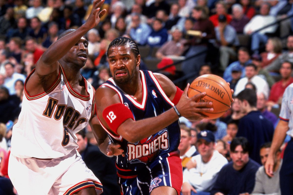 Moochie Norris dribbles past Avery Johnson