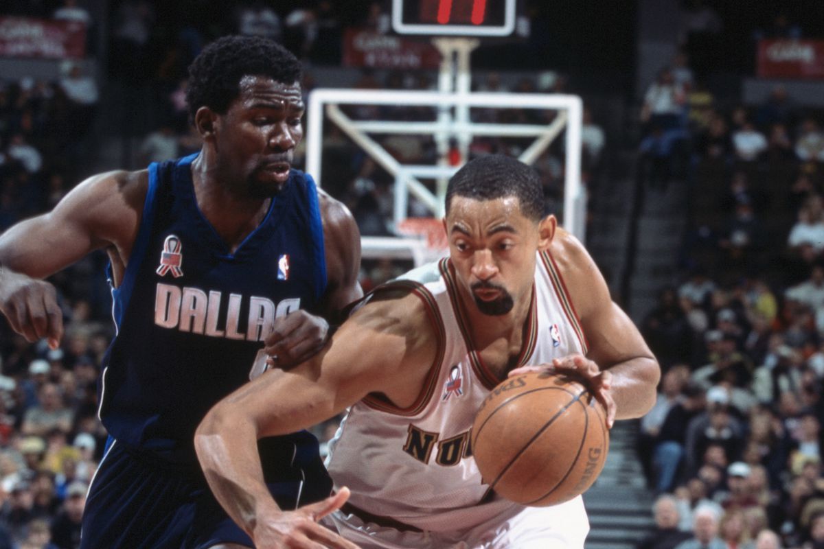 Juwan Howard #7 of the Denver Nuggets dribbles.