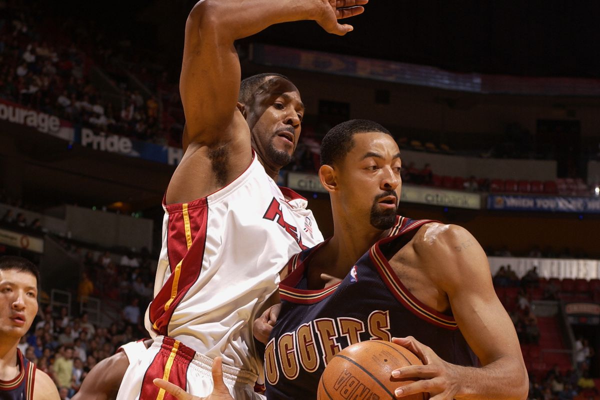 Juwan Howard posts up Alonzo Mourning
