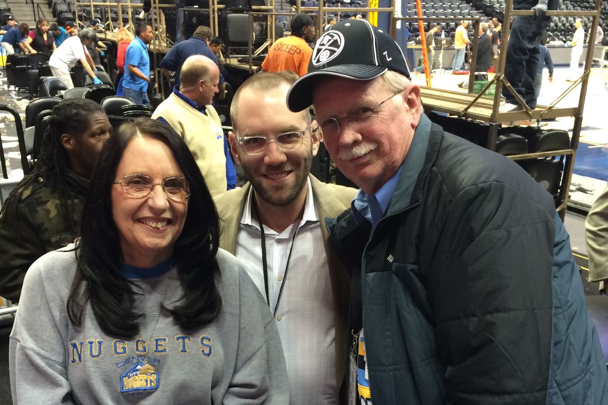 My pre-game ritual, hanging out with Vicki the Signlady and her husband Russell Ray.